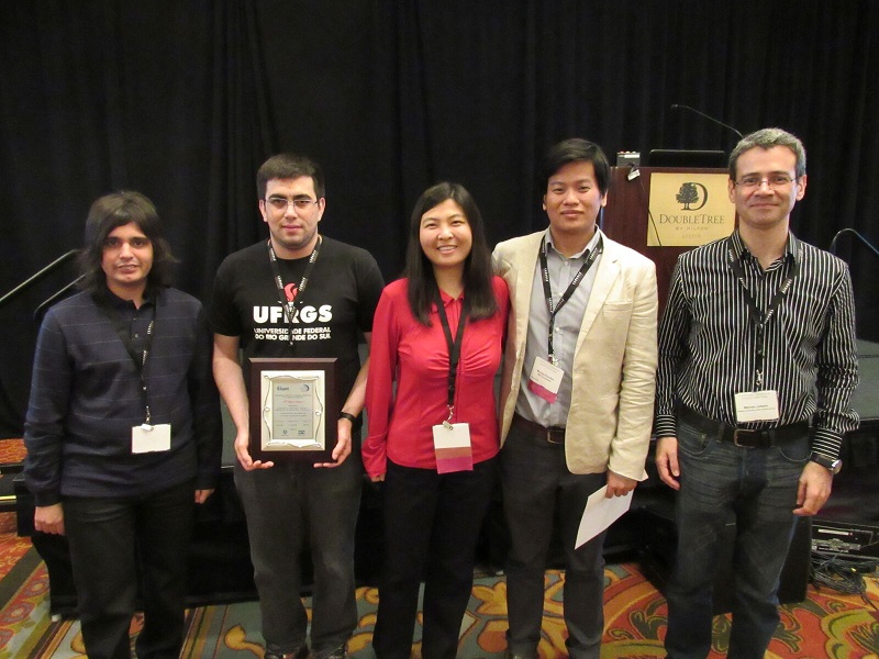Cerimônia de entrega do Award: Mateus Fogaça (mestrando no PGMicro/UFRGS) ; Jucemar Monteiro (doutorando no PGMicro/UFRGS); Coordenadores do Contest e Prof. Marcelo Johann.